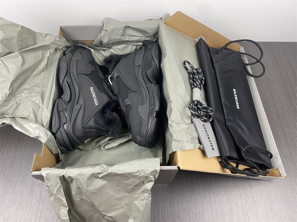 Ba*len*cia*ga triple s black with feather inside