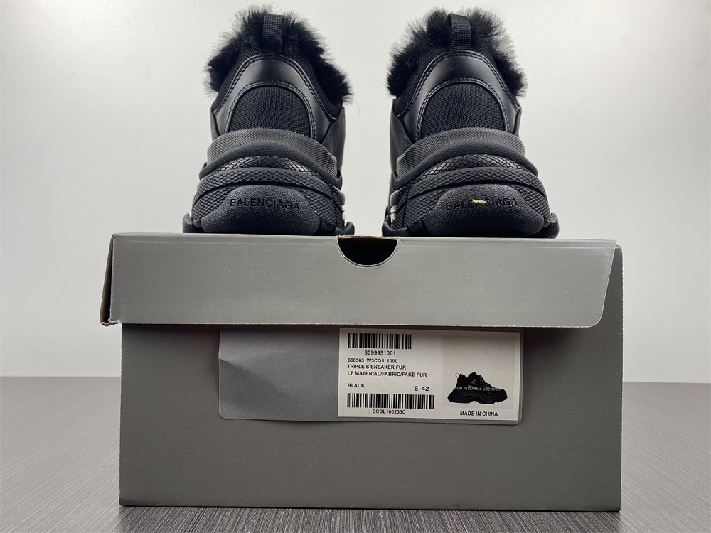 Ba*len*cia*ga triple s black with feather inside