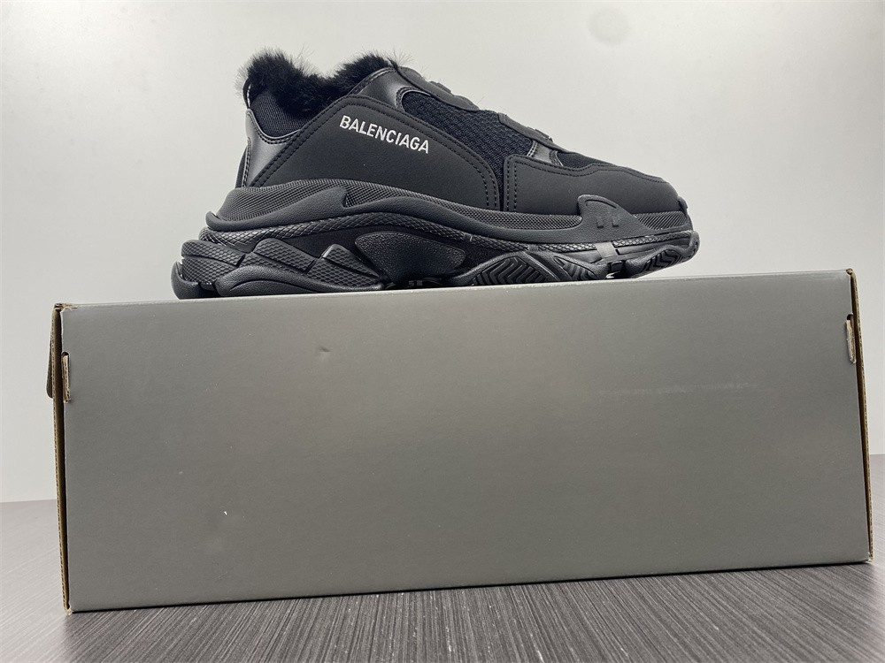 Ba*len*cia*ga triple s black with feather inside