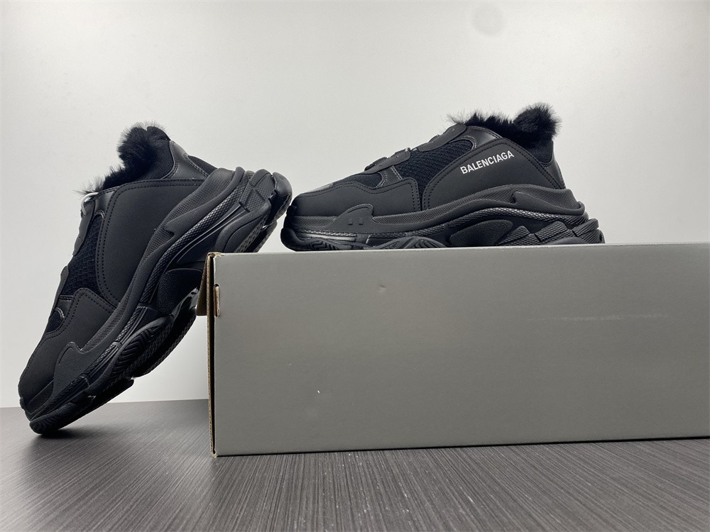 Ba*len*cia*ga triple s black with feather inside