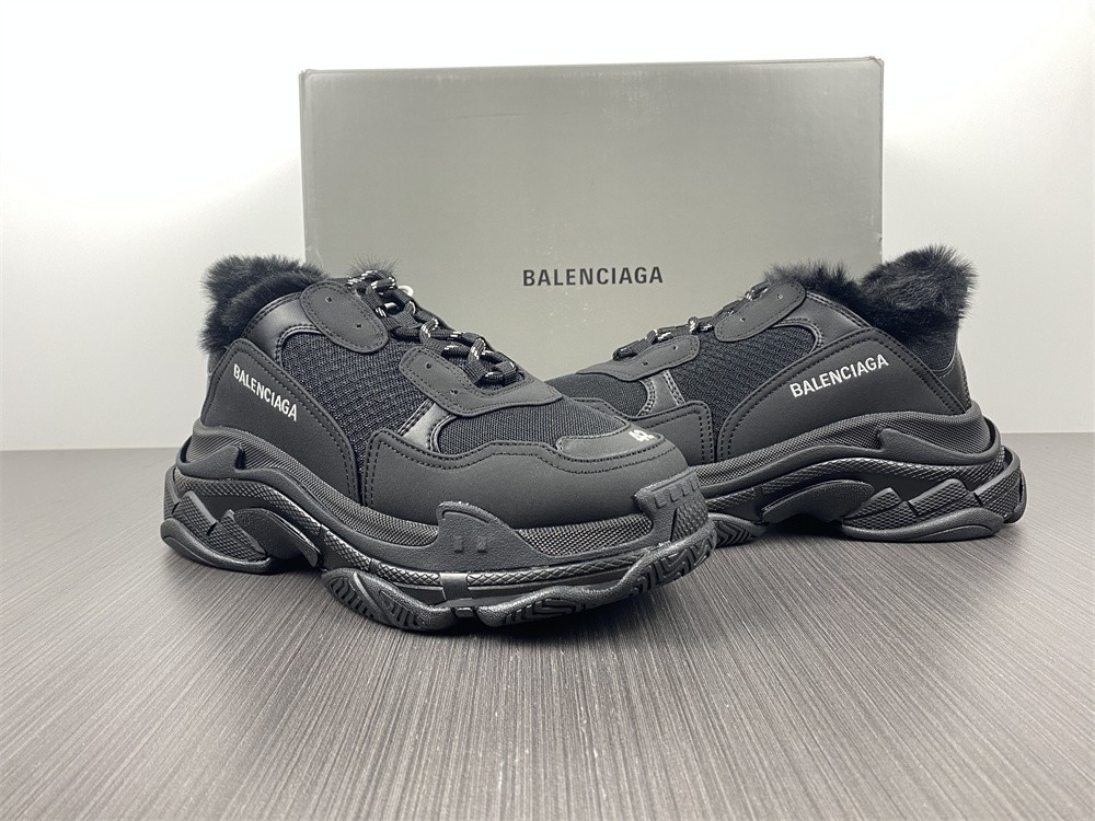 Ba*len*cia*ga triple s black with feather inside