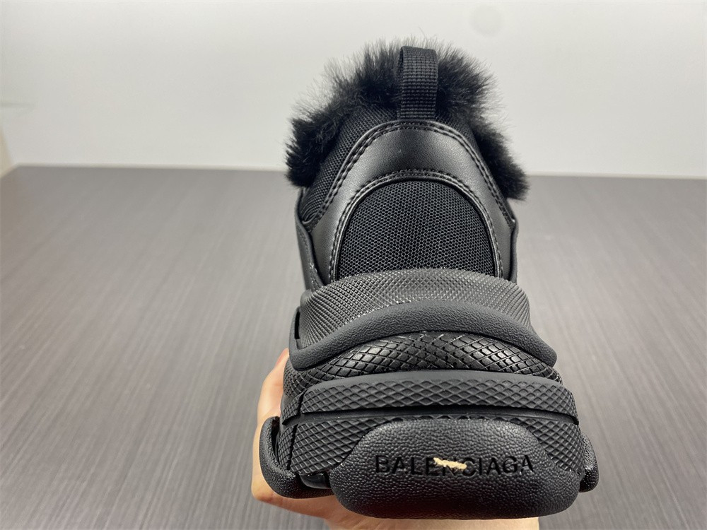 Ba*len*cia*ga triple s black with feather inside