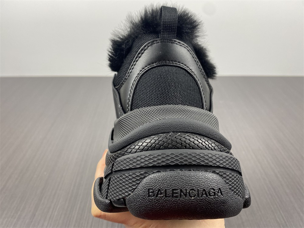 Ba*len*cia*ga triple s black with feather inside