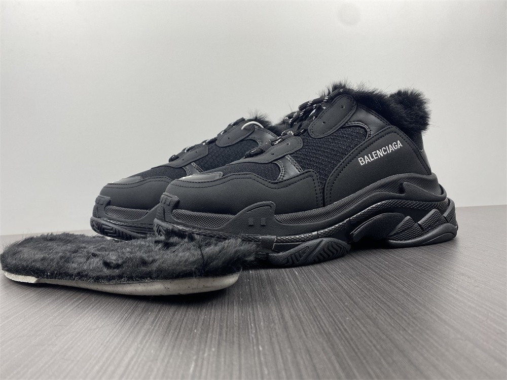 Ba*len*cia*ga triple s black with feather inside