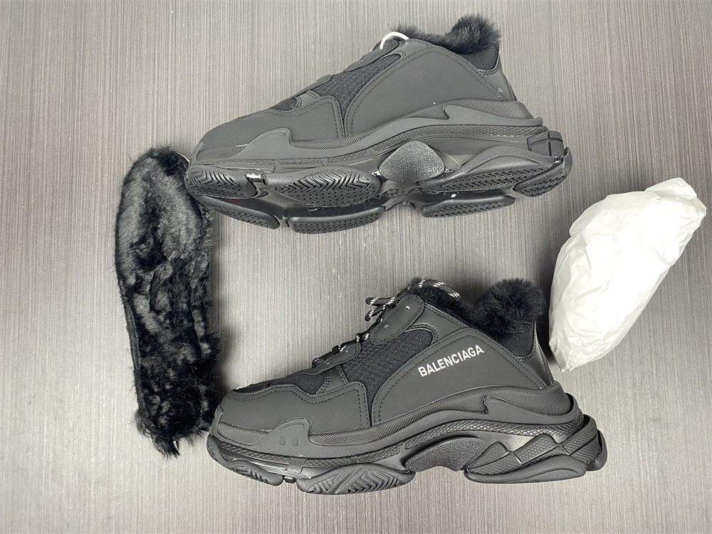 Ba*len*cia*ga triple s black with feather inside