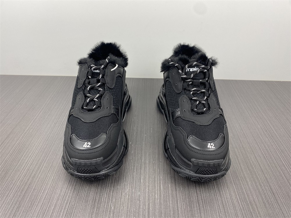 Ba*len*cia*ga triple s black with feather inside