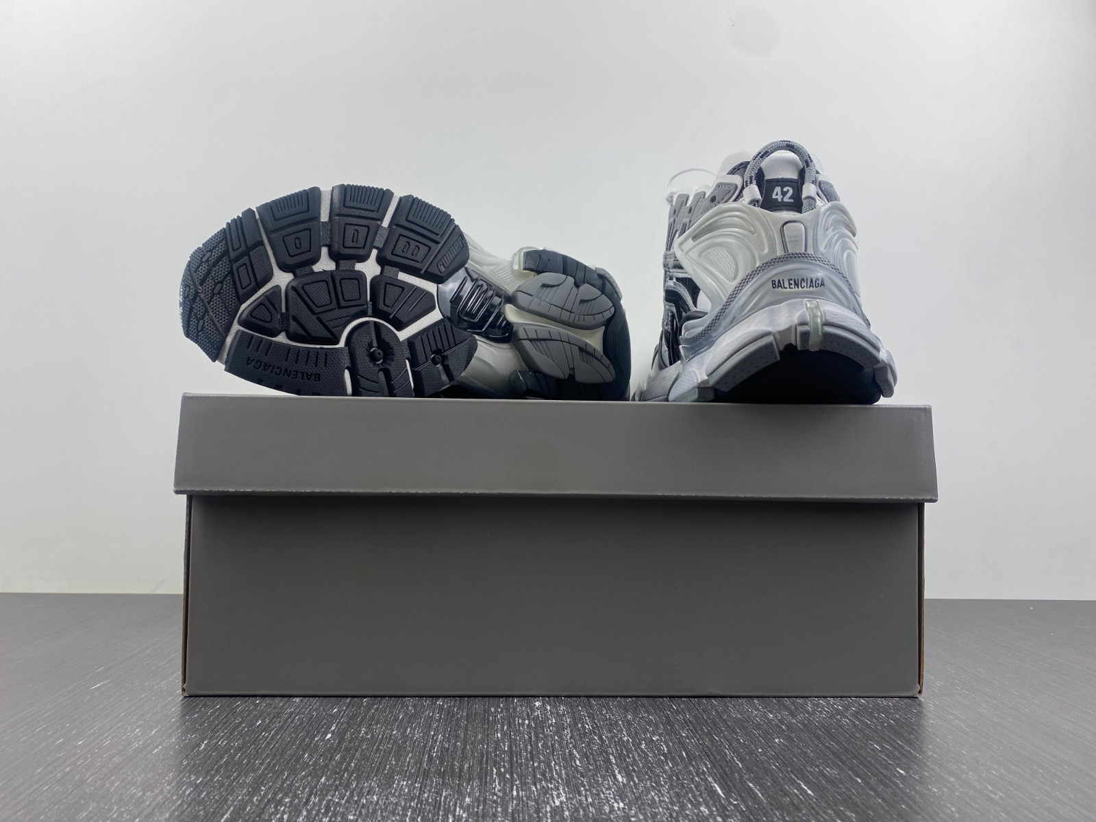 Ba*len*cia*ga runner sneaker