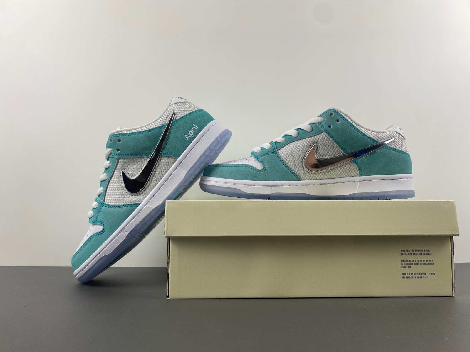 nike sb dunk low april skateboards men