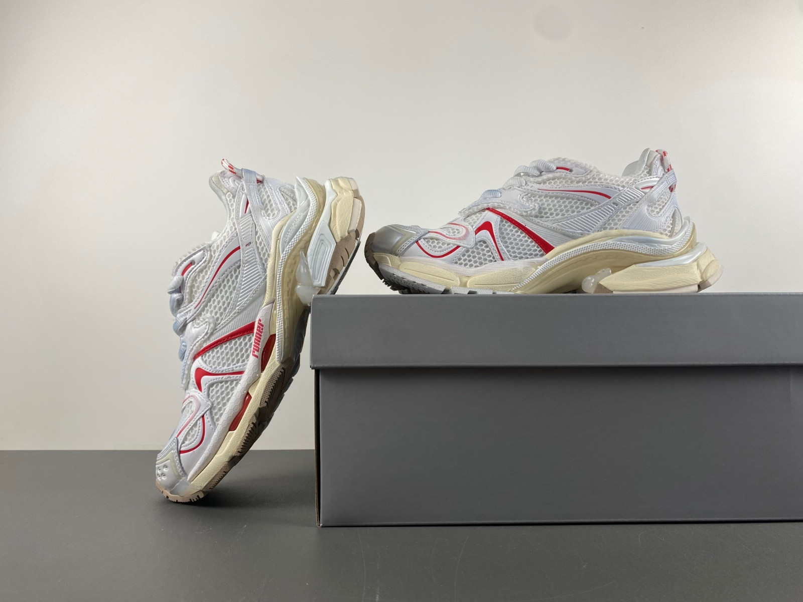Ba*len*cia*ga runner 2 sneaker in white/beige/red