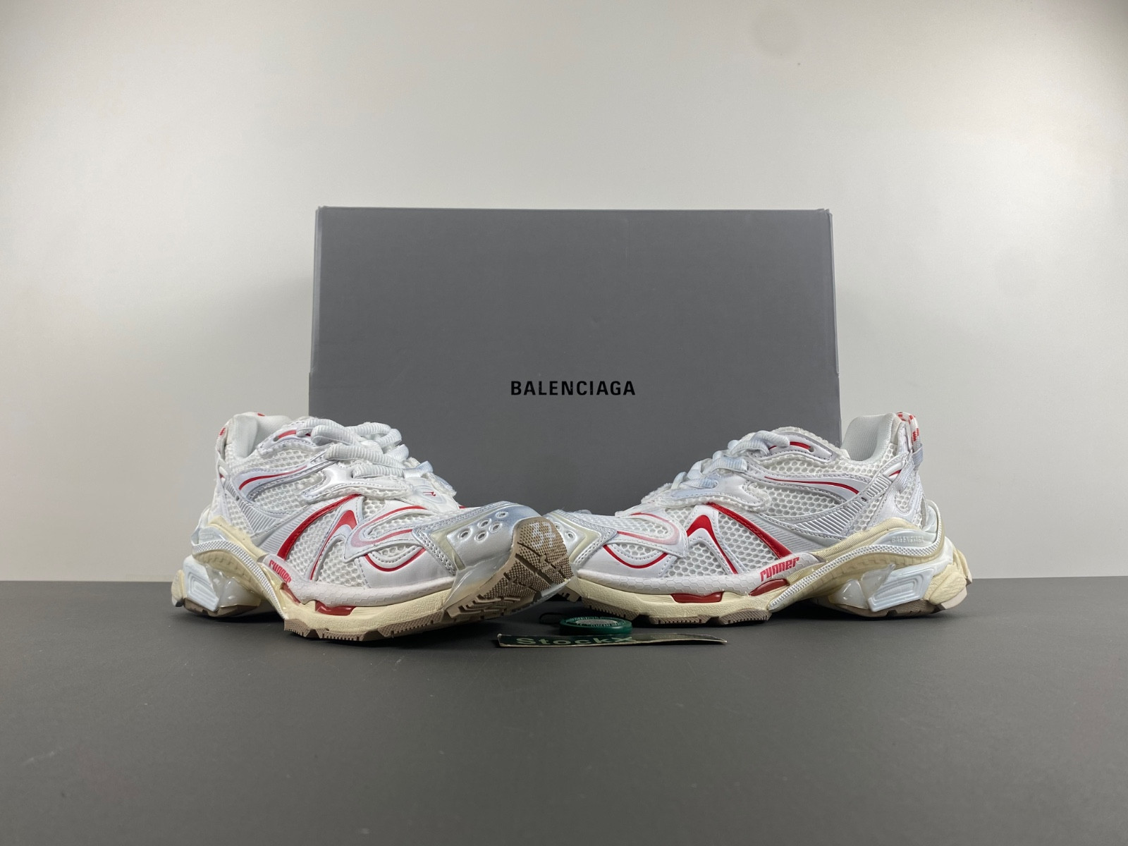 Ba*len*cia*ga runner 2 sneaker in white/beige/red