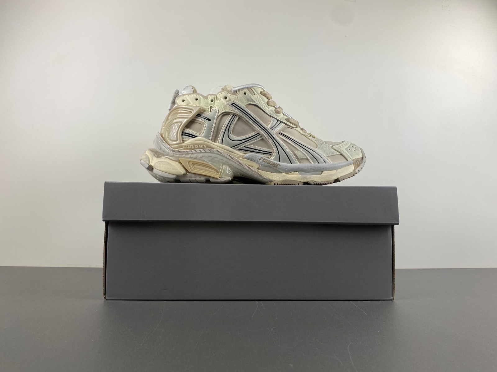 Ba*len*cia*ga runner sneaker in beige/white/black