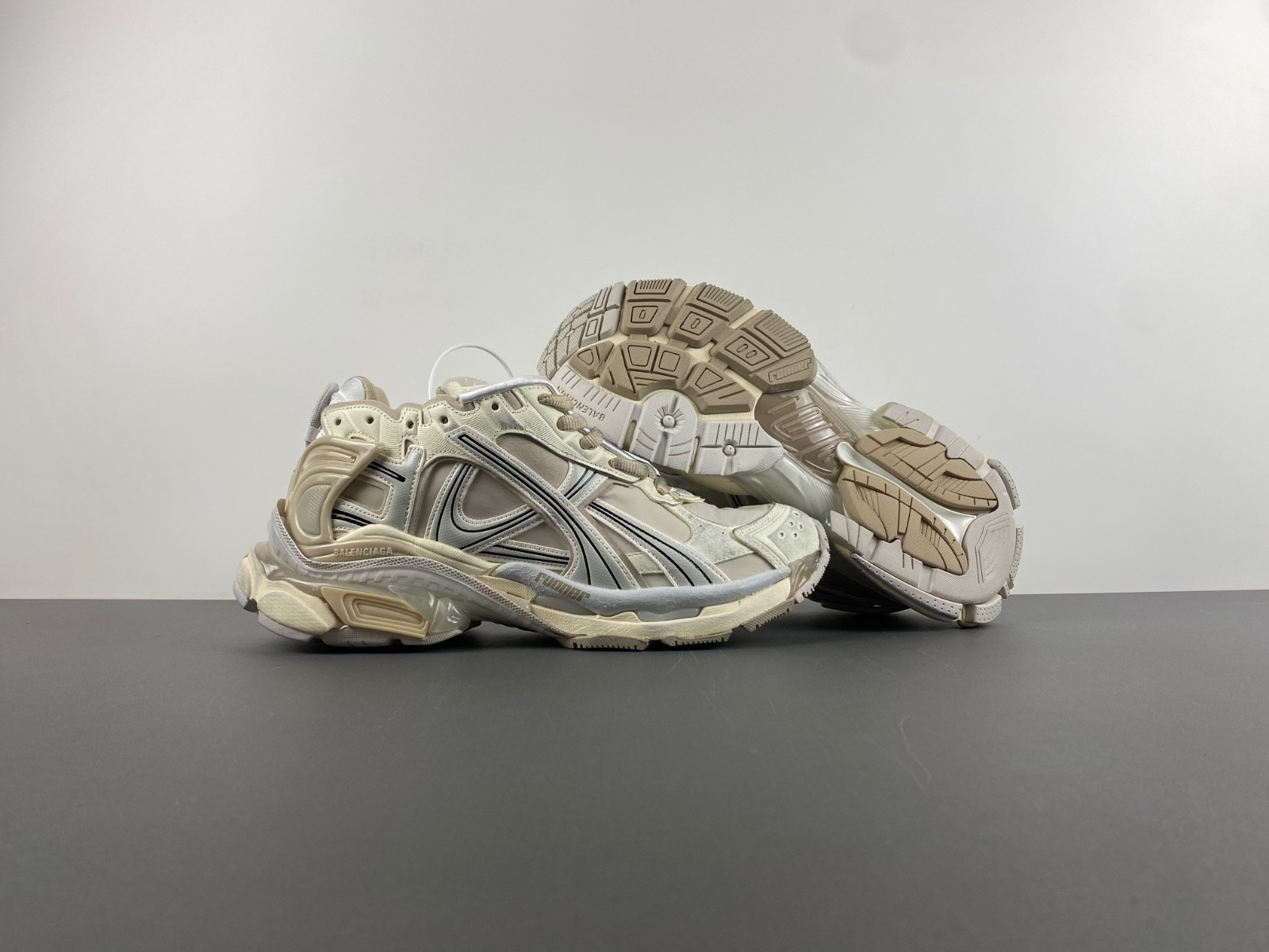 Ba*len*cia*ga runner sneaker in beige/white/black