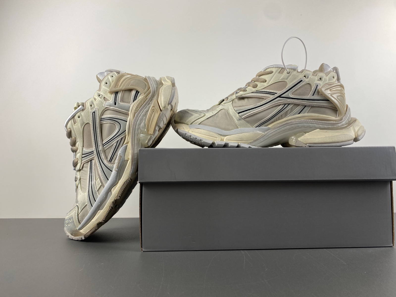 Ba*len*cia*ga runner sneaker in beige/white/black
