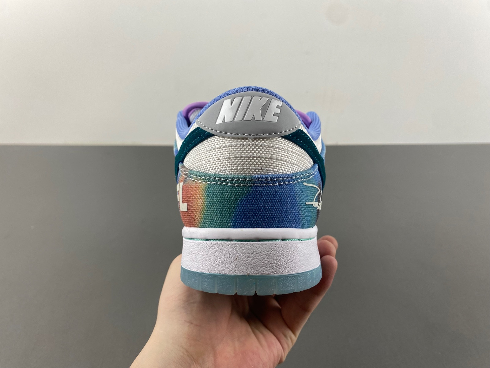 futura laboratories x nike sb dunk low hf6061-400