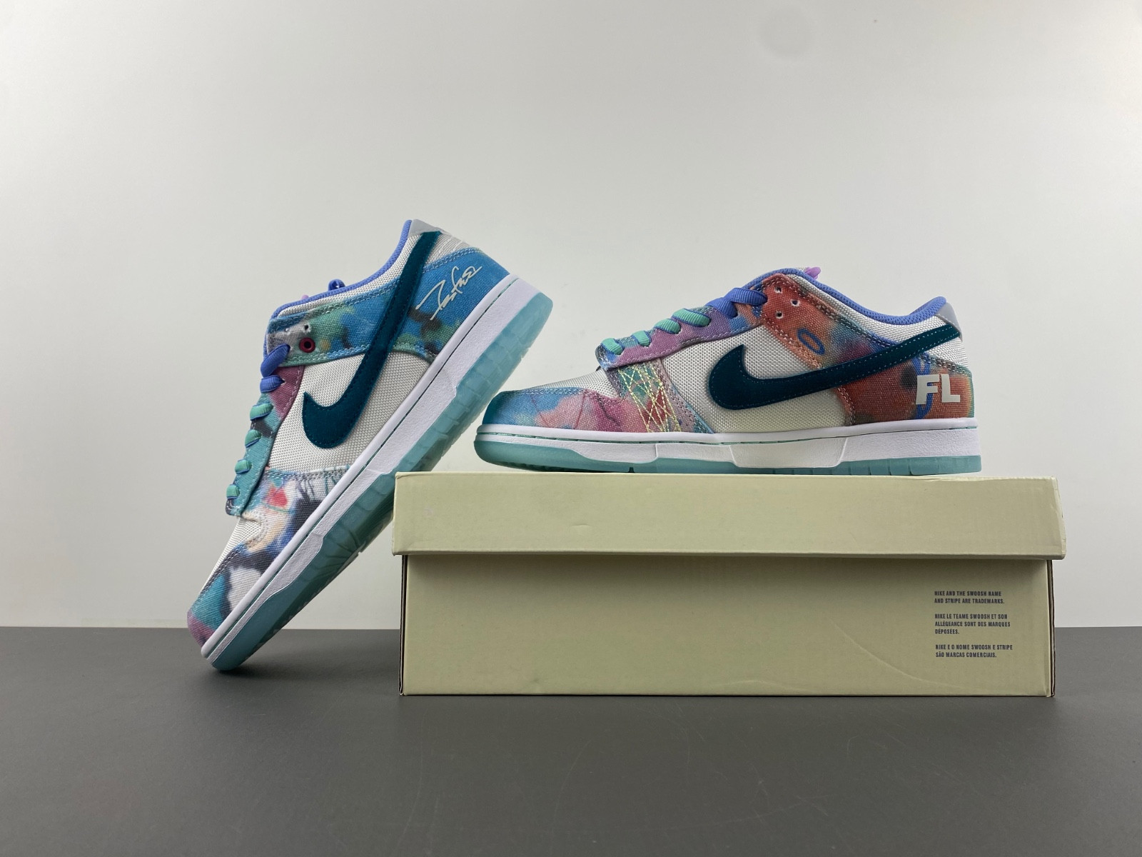 futura laboratories x nike sb dunk low hf6061-400