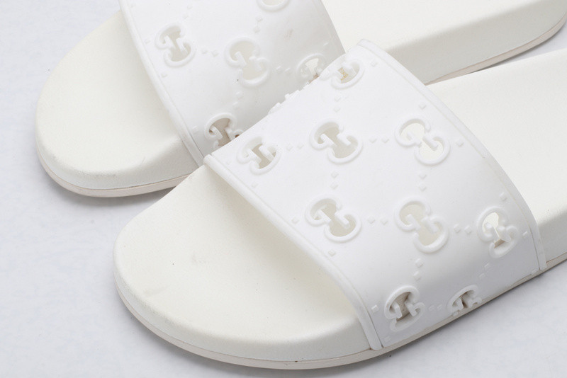 G*u*i slides all white