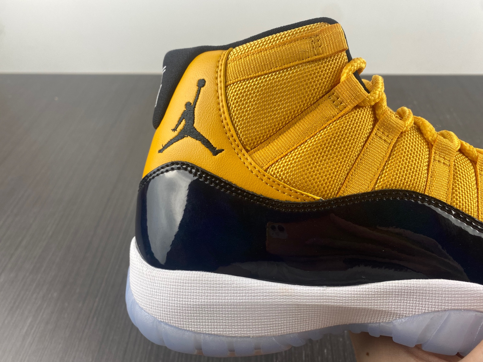 air jordan 11 retro black yellow white ct8012-118