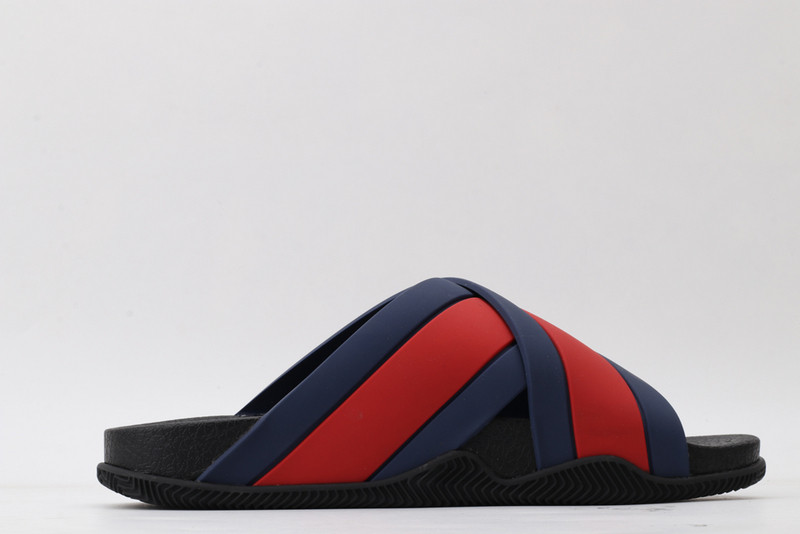 G*u*i slides sandal