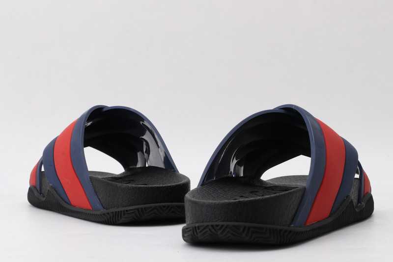 G*u*i slides sandal