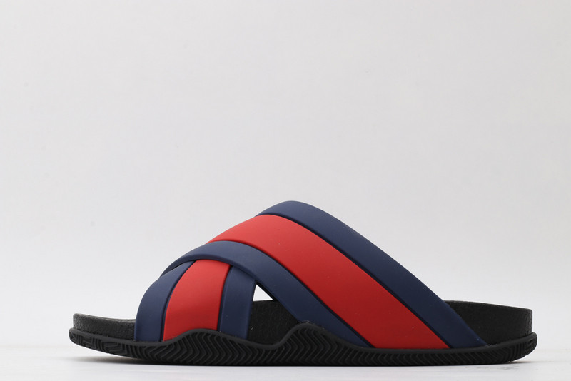 G*u*i slides sandal