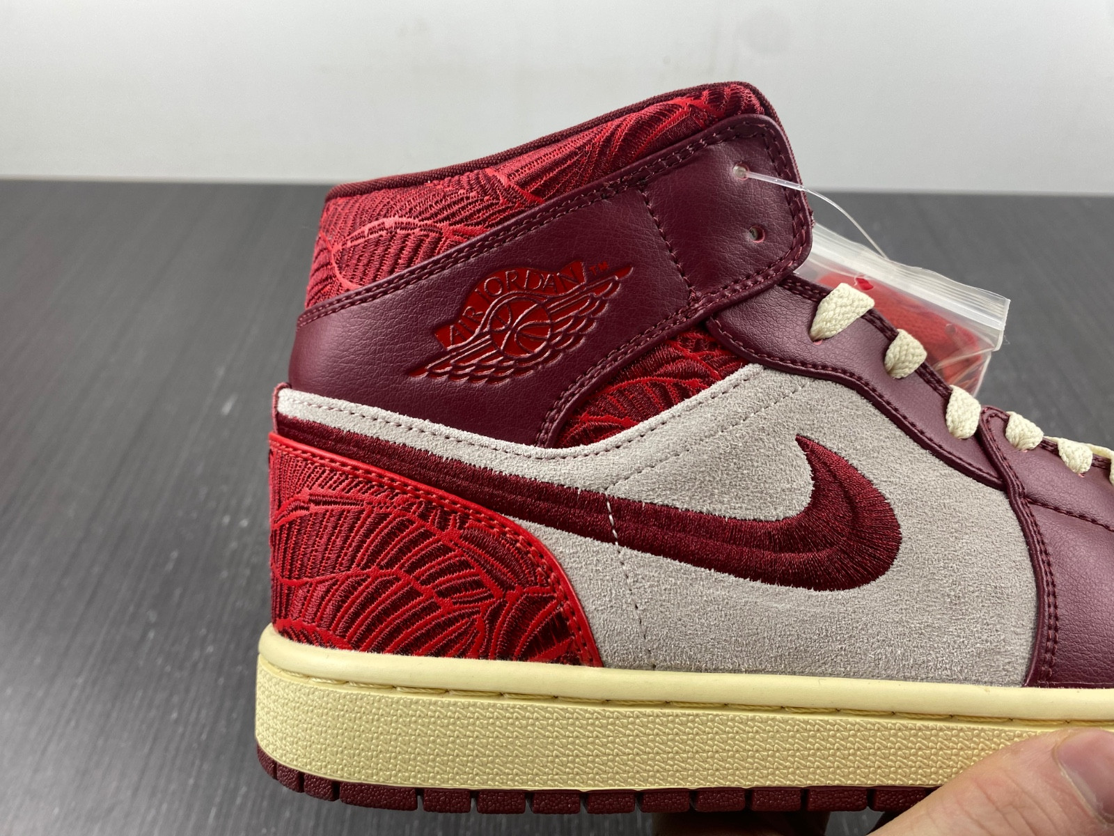 air jordan 1 mid "tiki leaf" dz2820-601