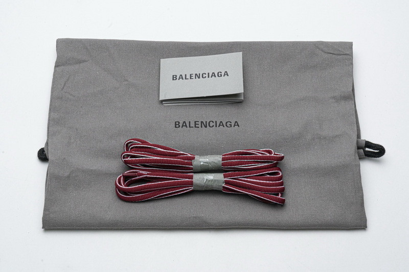 Ba*len*cia*ga track white with red line