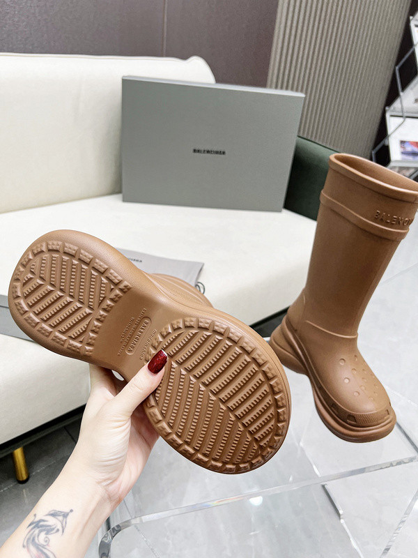 Ba*len*cia*ga croc rubber rain boots brown
