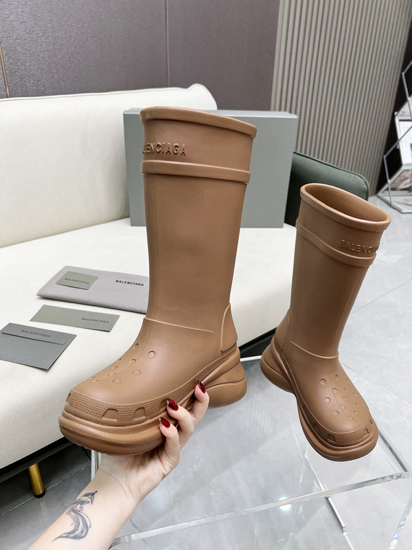 Ba*len*cia*ga croc rubber rain boots brown