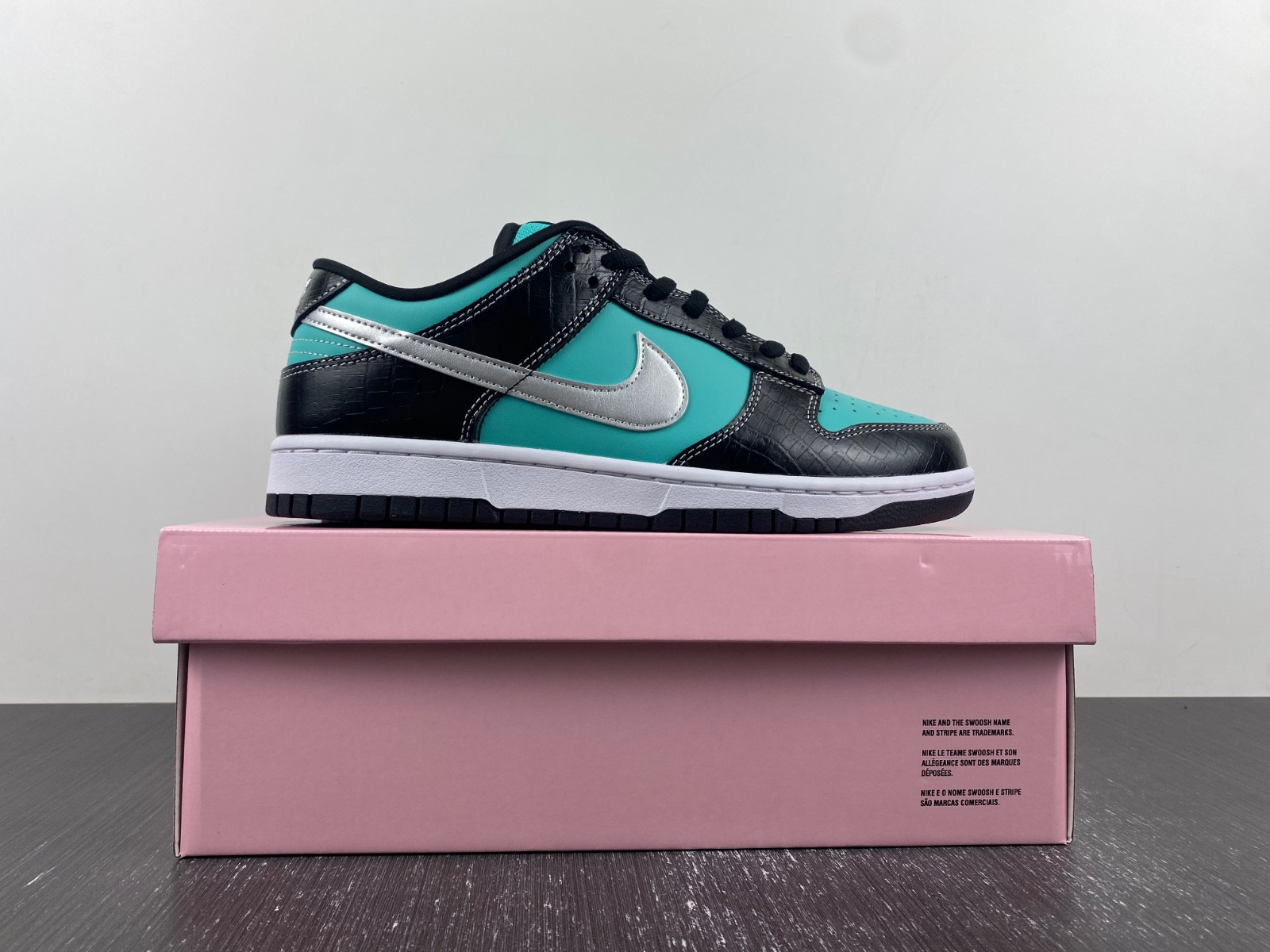 nike dunk sb low diamond supply co. "T*f*ny" 304292-402