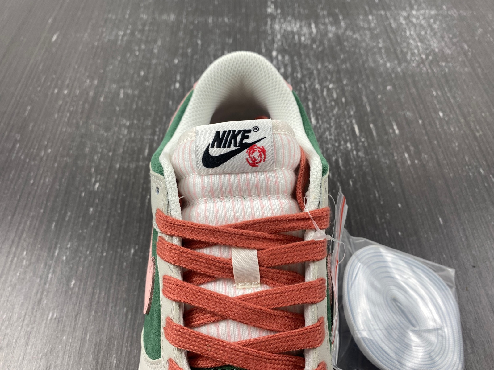 nike dunk low se all petals united fir green (women