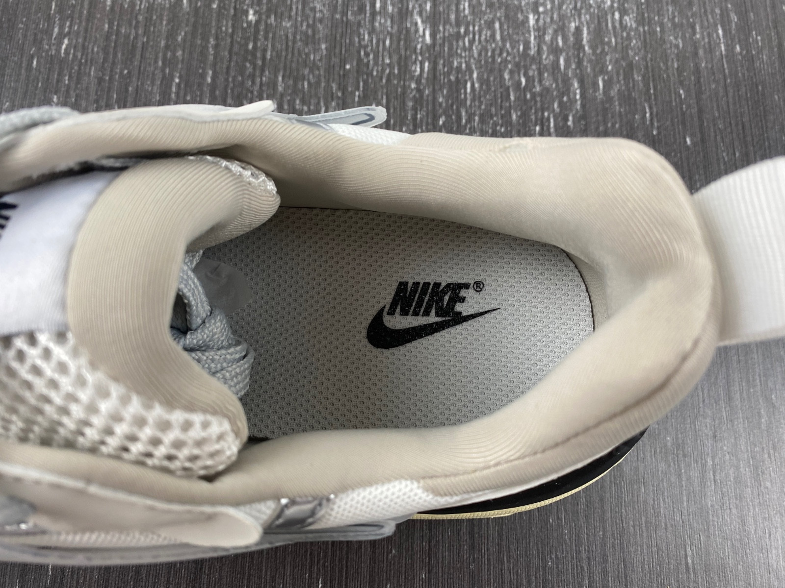 nike runtekk summit white metallic silver fd0736-100
