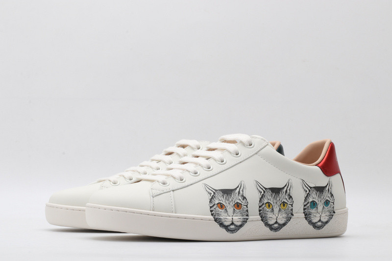 G*u*i ace embroidered low-top sneaker white with cat