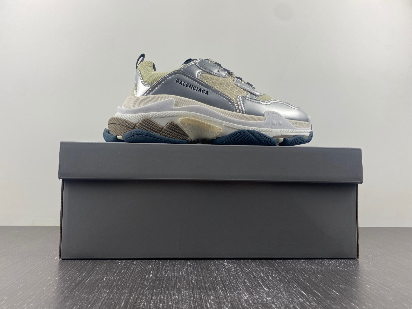 Ba*len*cia*ga triple s