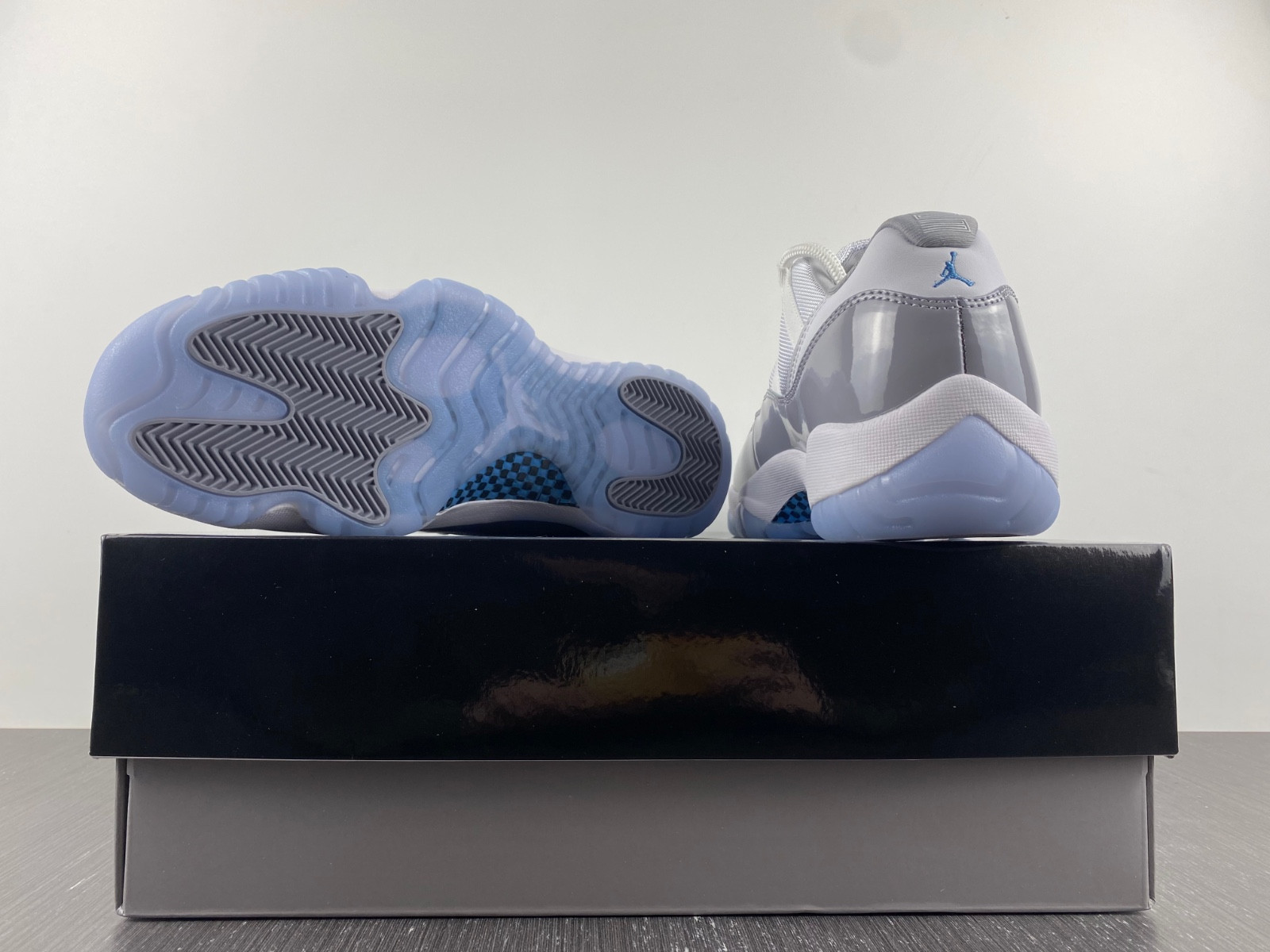 air jordan 11 low cement grey av2187-140