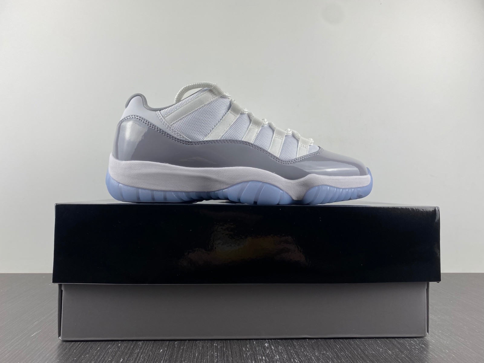 air jordan 11 low cement grey av2187-140